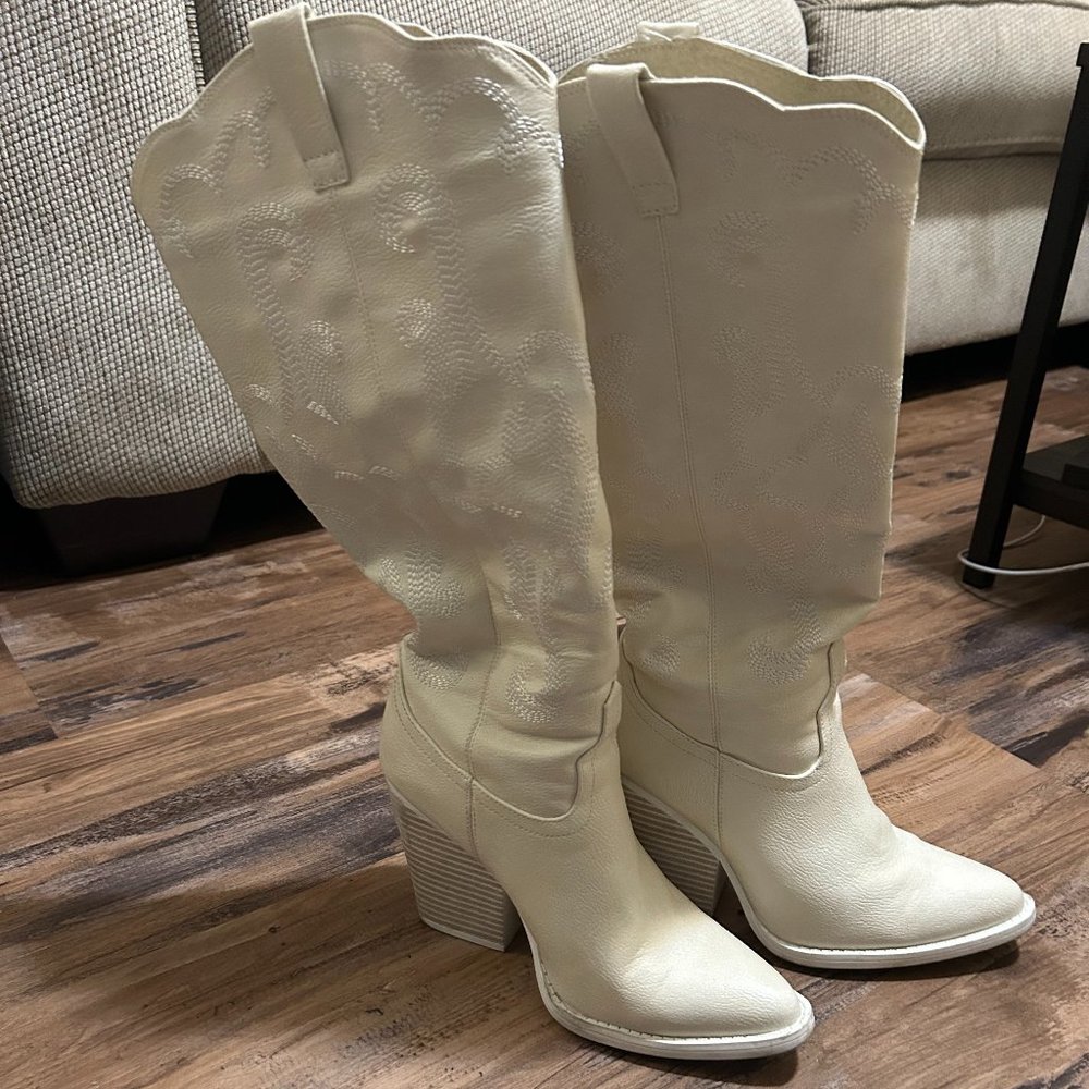 COPY - White Heeled Cowgirl Boots Size 6